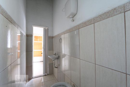 Banheiro de kitnet/studio para alugar com 1 quarto, 45m² em Tanque, Rio de Janeiro