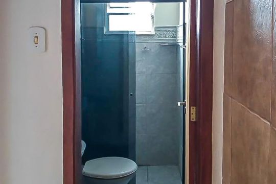 Banheiro de apartamento à venda com 2 quartos, 40m² em Vaz Lobo, Rio de Janeiro