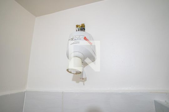 Banheiro de kitnet/studio para alugar com 1 quarto, 27m² em Centro, Rio de Janeiro