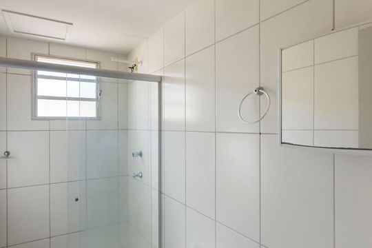 Banheiro de apartamento à venda com 2 quartos, 47m² em Jardim Santa Lúcia, Campinas