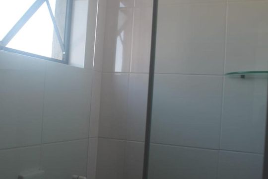 Banheiro de kitnet/studio para alugar com 1 quarto, 29m² em Guaíra, Curitiba