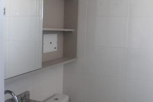 Banheiro de kitnet/studio para alugar com 1 quarto, 29m² em Guaíra, Curitiba