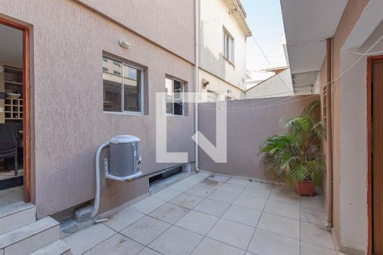 Quintal de casa à venda com 3 quartos, 220m² em Jardim das Acácias, São Paulo