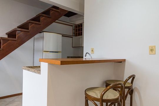 Sala/Cozinha de apartamento à venda com 1 quarto, 30m² em Petrópolis, Porto Alegre