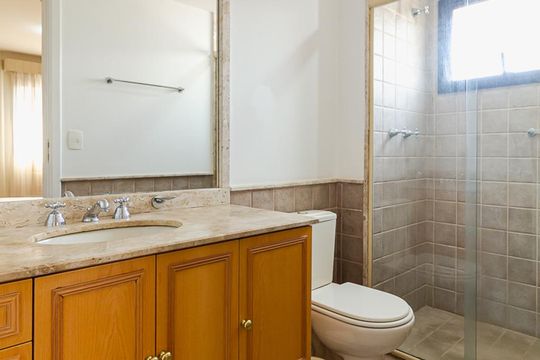 Banheiro da suíte de apartamento para alugar com 2 quartos, 58m² em Indianópolis, São Paulo
