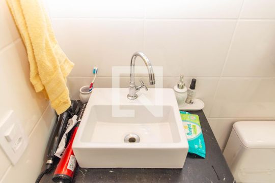 Banheiro de apartamento à venda com 2 quartos, 43m² em Jardim Campanario, Diadema