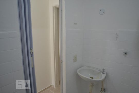 Banheiro de kitnet/studio para alugar com 1 quarto, 28m² em Santa Teresa, Rio de Janeiro