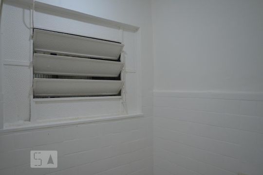 Banheiro de kitnet/studio para alugar com 1 quarto, 28m² em Santa Teresa, Rio de Janeiro