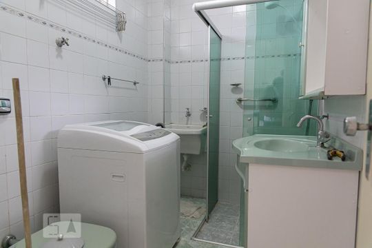 Banheiro de apartamento para alugar com 1 quarto, 65m² em República, São Paulo