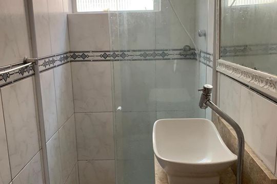 Banheiro de apartamento à venda com 1 quarto, 35m² em Leme, Rio de Janeiro