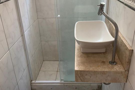 Banheiro de apartamento à venda com 1 quarto, 35m² em Leme, Rio de Janeiro