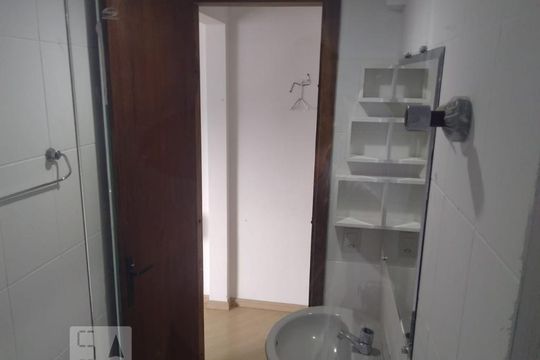 Banheiro de kitnet/studio para alugar com 1 quarto, 30m² em Água Verde, Curitiba