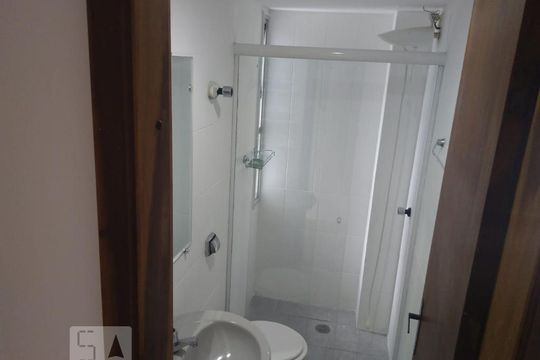 Banheiro de kitnet/studio para alugar com 1 quarto, 30m² em Água Verde, Curitiba