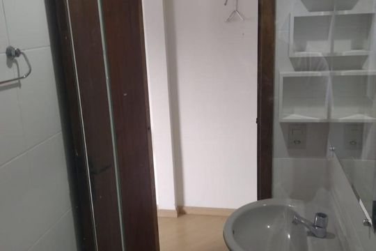 Banheiro de kitnet/studio para alugar com 1 quarto, 30m² em Água Verde, Curitiba