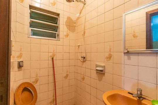 Banheiro da Edícula de casa à venda com 3 quartos, 242m² em Vila Curuçá, Santo André