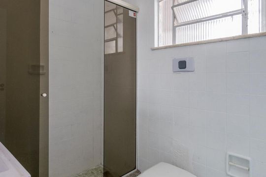 Banheiro de apartamento para alugar com 2 quartos, 100m² em Vista Alegre, Rio de Janeiro