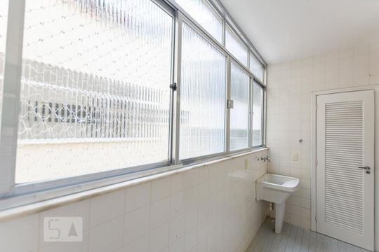 Área de Serviço de apartamento para alugar com 2 quartos, 70m² em Santa Rosa, Niterói