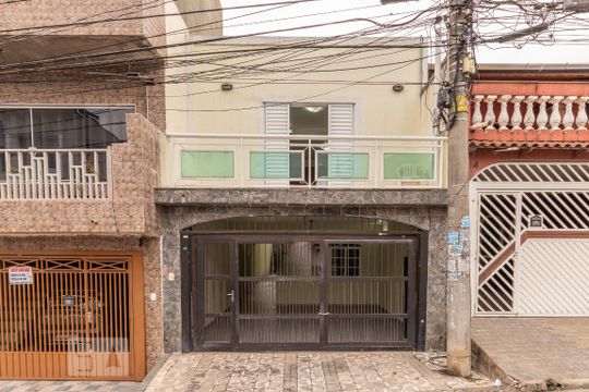 Fachada  de casa para alugar com 3 quartos, 240m² em Vila Talarico, São Paulo