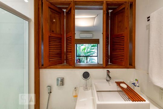 Banheiro da Suíte 1 de apartamento à venda com 3 quartos, 198m² em Leblon, Rio de Janeiro