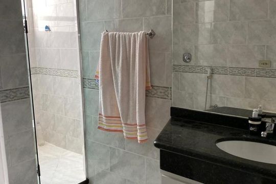 Banheiro de apartamento para alugar com 2 quartos, 73m² em Santa Rosa, Niterói