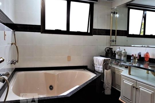 Banheiro do Quarto 4 de apartamento à venda com 4 quartos, 230m² em Aclimação, São Paulo