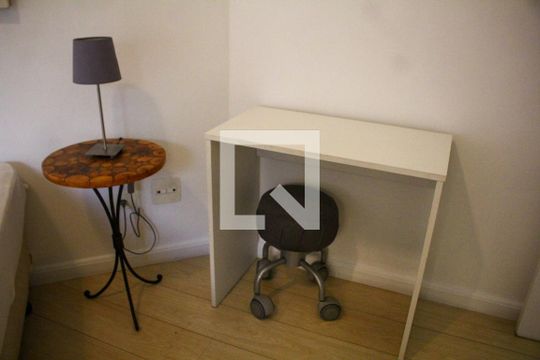 Quarto de kitnet/studio para alugar com 1 quarto, 40m² em Paraíso do Morumbi, São Paulo