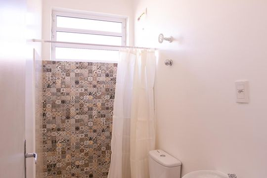 Banheiro de apartamento para alugar com 1 quarto, 32m² em Partenon, Porto Alegre