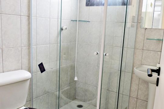 Banheiro de apartamento à venda com 2 quartos, 55m² em Vila Mazzei, São Paulo