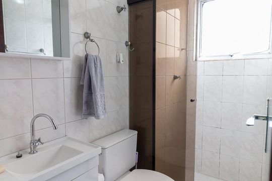 Banheiro de apartamento à venda com 2 quartos, 52m² em Jardim Vila Galvão, Guarulhos