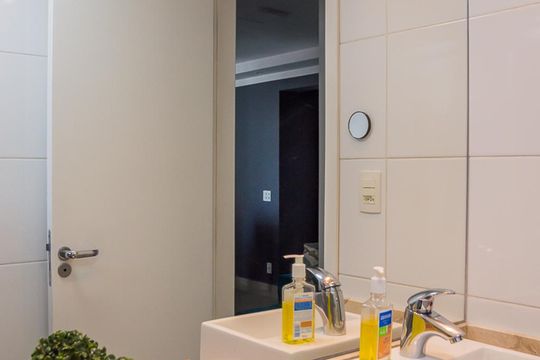 Banheiro de apartamento à venda com 2 quartos, 50m² em Piraporinha, Diadema