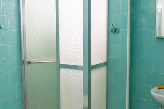 Banheiro de apartamento para alugar com 2 quartos, 68m² em Olaria, Rio de Janeiro