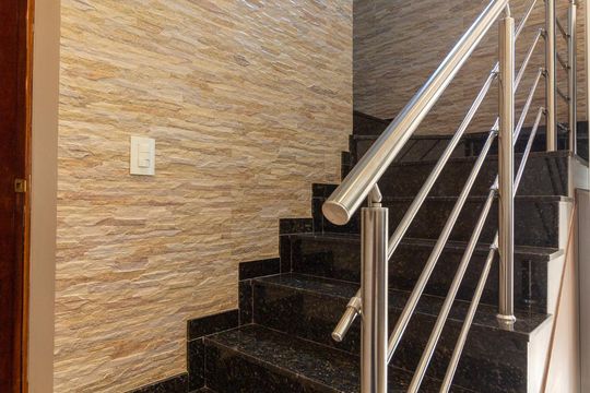 Escada de casa à venda com 3 quartos, 160m² em Santo Antônio, Osasco
