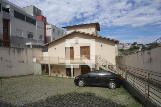 Garagem de casa para alugar com 3 quartos, 100m² em Buritis, Belo Horizonte