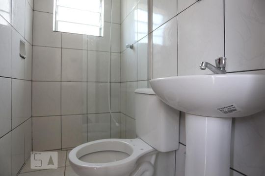 Banheiro de casa para alugar com 1 quarto, 20m² em Ferreira, São Paulo