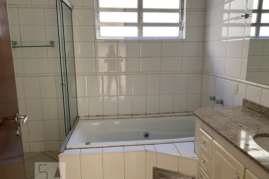 Banheiro de casa à venda com 3 quartos, 196m² em Vila Bertioga, São Paulo