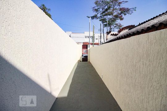 corredor acesso casa  de casa para alugar com 2 quartos, 60m² em Vila Nova Mazzei, São Paulo