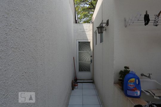 Corredor Lateral de casa à venda com 5 quartos, 180m² em Jardim das Flores, Osasco