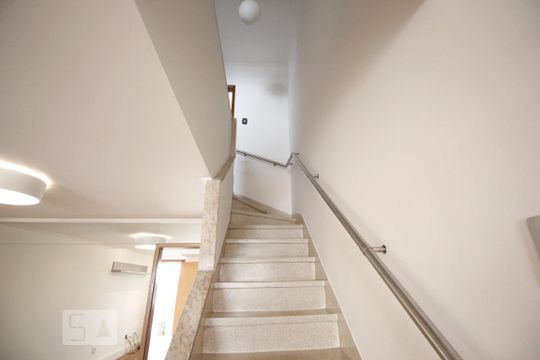 Escada - acesso aos quartos de casa de condomínio para alugar com 3 quartos, 100m² em Planalto Paulista, São Paulo