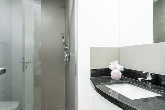 Banheiro de kitnet/studio à venda com 1 quarto, 37m² em Bela Vista, Porto Alegre