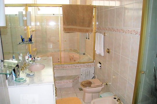 Banheiro 1 de apartamento à venda com 4 quartos, 230m² em Aclimação, São Paulo