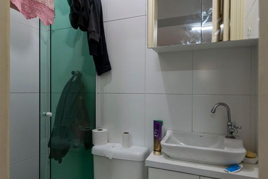 Subsolo - Banheiro de serviço de casa de condomínio à venda com 3 quartos, 380m² em Vila Santo Estefano, São Paulo