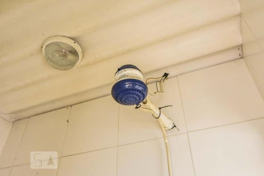 Banheiro de Serviços de casa para alugar com 2 quartos, 50m² em Cidade Monções, São Paulo
