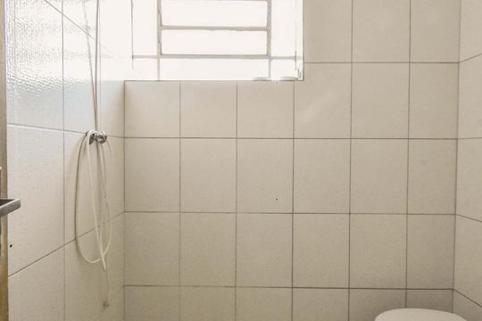 Banheiro 01 de casa para alugar com 2 quartos, 50m² em Cidade Monções, São Paulo