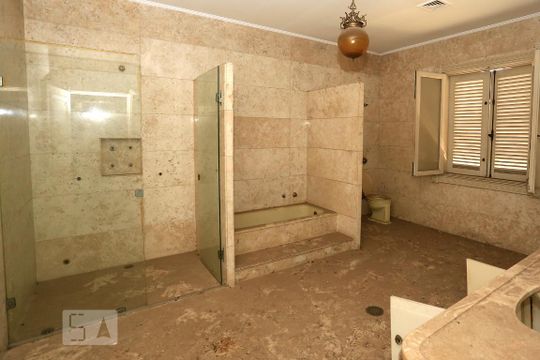 Banheiro de casa à venda com 4 quartos, 900m² em Jardim Everest, São Paulo