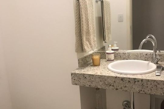 Banheiro suite de apartamento à venda com 2 quartos, 80m² em Barra da Tijuca, Rio de Janeiro