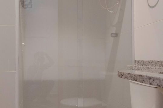 Banheiro de kitnet/studio para alugar com 1 quarto, 20m² em República, São Paulo