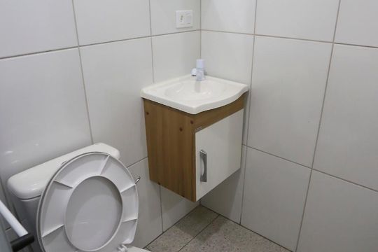 Banheiro de kitnet/studio para alugar com 1 quarto, 28m² em Jardim Novo Taboão, São Paulo
