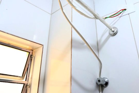 Banheiro de kitnet/studio para alugar com 1 quarto, 28m² em Jardim Novo Taboão, São Paulo
