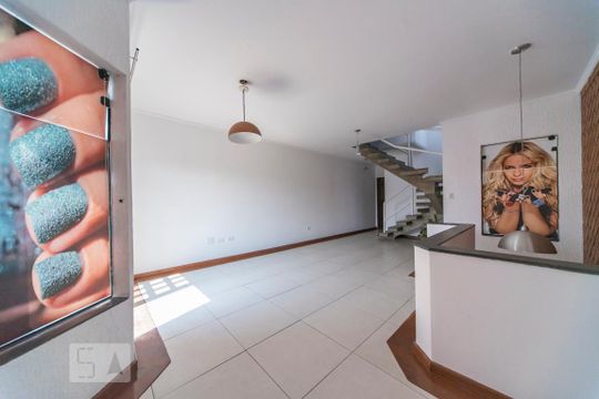 Sala de casa para alugar com 4 quartos, 225m² em Jardim Sílvia, Santo André