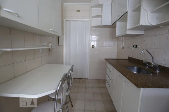 Cozinha de apartamento para alugar com 3 quartos, 70m² em Jardim Ester, São Paulo